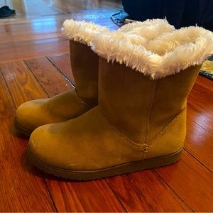 Comfy Brown Winter Boots in a size 8